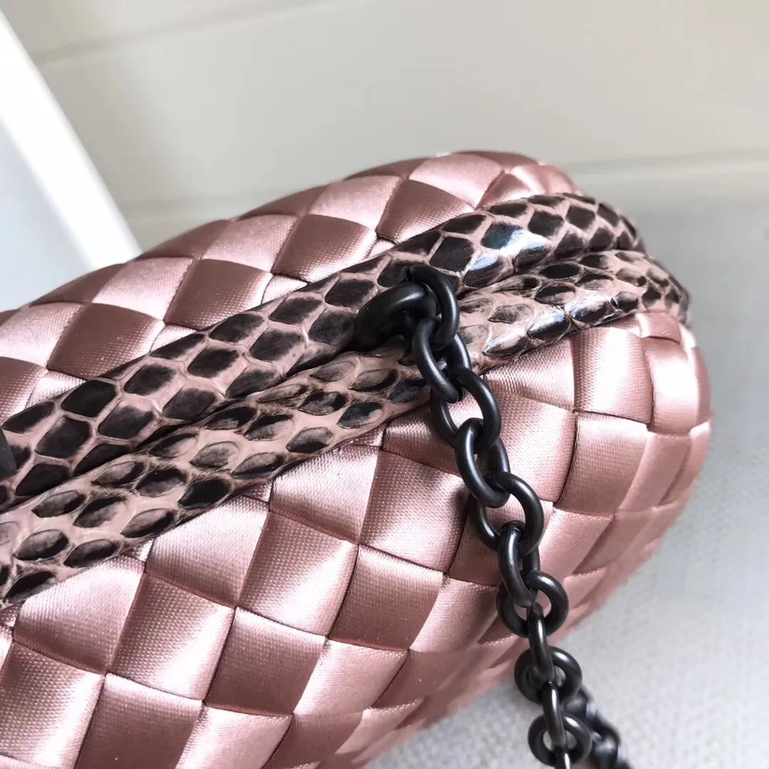The latest and most popular Knot clutch from the 8651 counter is made of exquisite Japanese silk fabric with snakeskin piping. It looks elegant when worn cross-body or in the hand. It can also be carried by petite girls and can hold 2 iPhone X phones. Size: 20cm*12cm